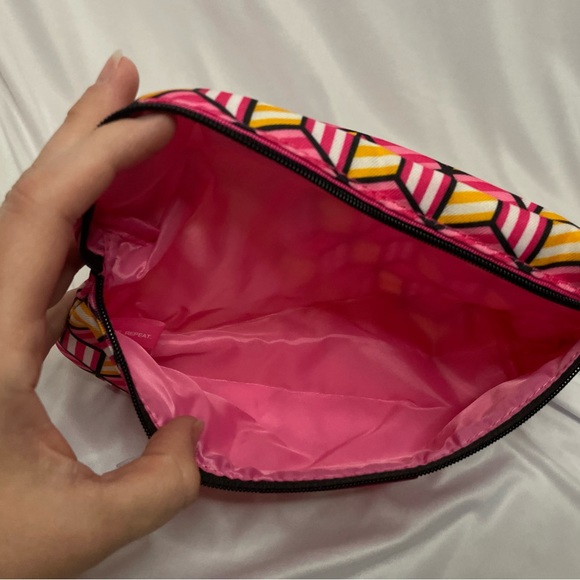 NWOT- Clinique makeup bag, small- great for travel or to carry in purse - Picture 4 of 7